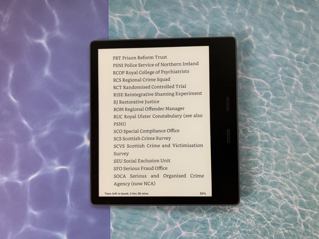 amazon, kindle oasis, waterproof, ereader, review, light, canada